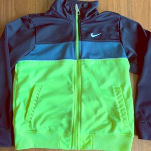 Boys Nike zip up size 7. Black, neon green.